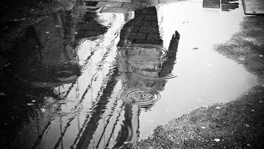 ville sous la pluie et silouhette de femmes